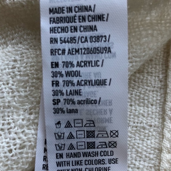 Beautiful NWT American Eagle Scarf/Wrap - Picture 4 of 4